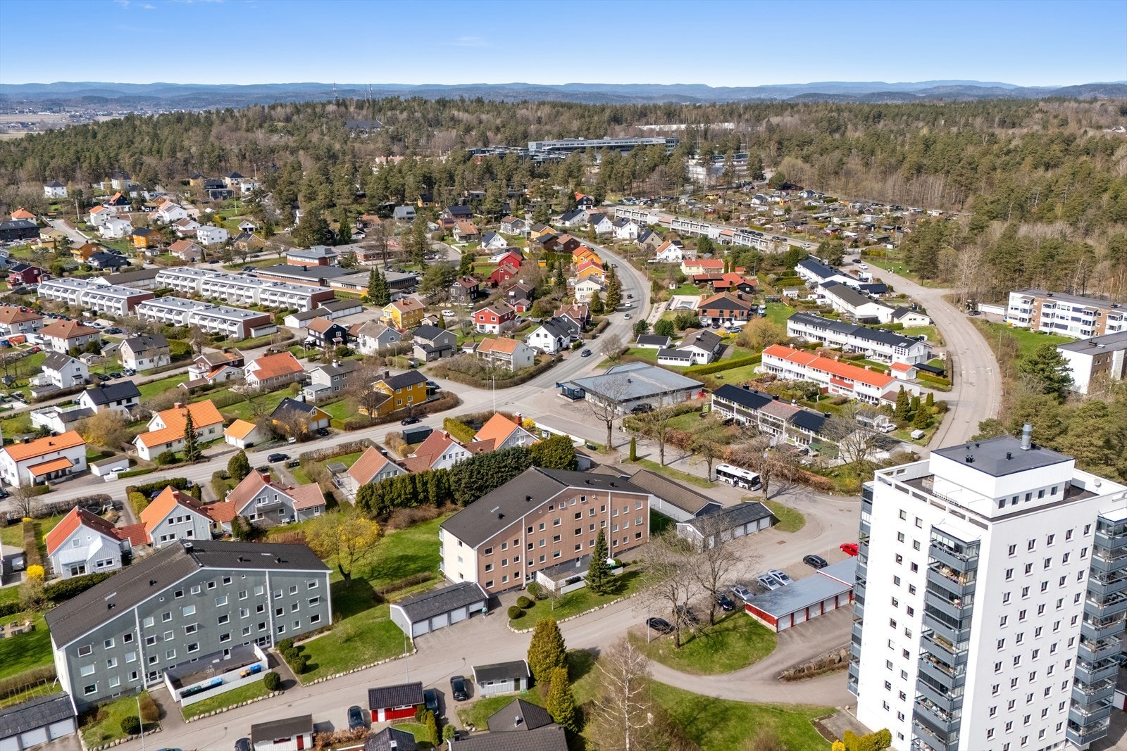 Dagligvarebutikker som Meny Heimdal (8 min) og Kiwi Heimdalsvingen (10 min) er lett tilgjengelige. Galleribilde