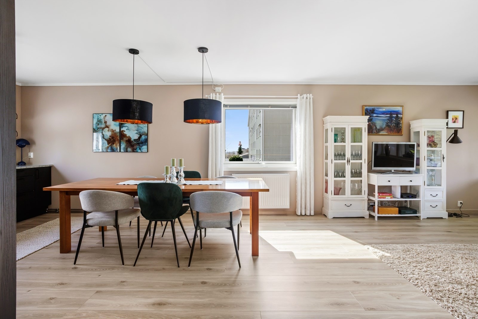 Stuen er romslig og gir plass til både en stor sofagruppe og spiseplass, en endeleilighet med store vindusflater som slipper inn mye lys. Galleribilde