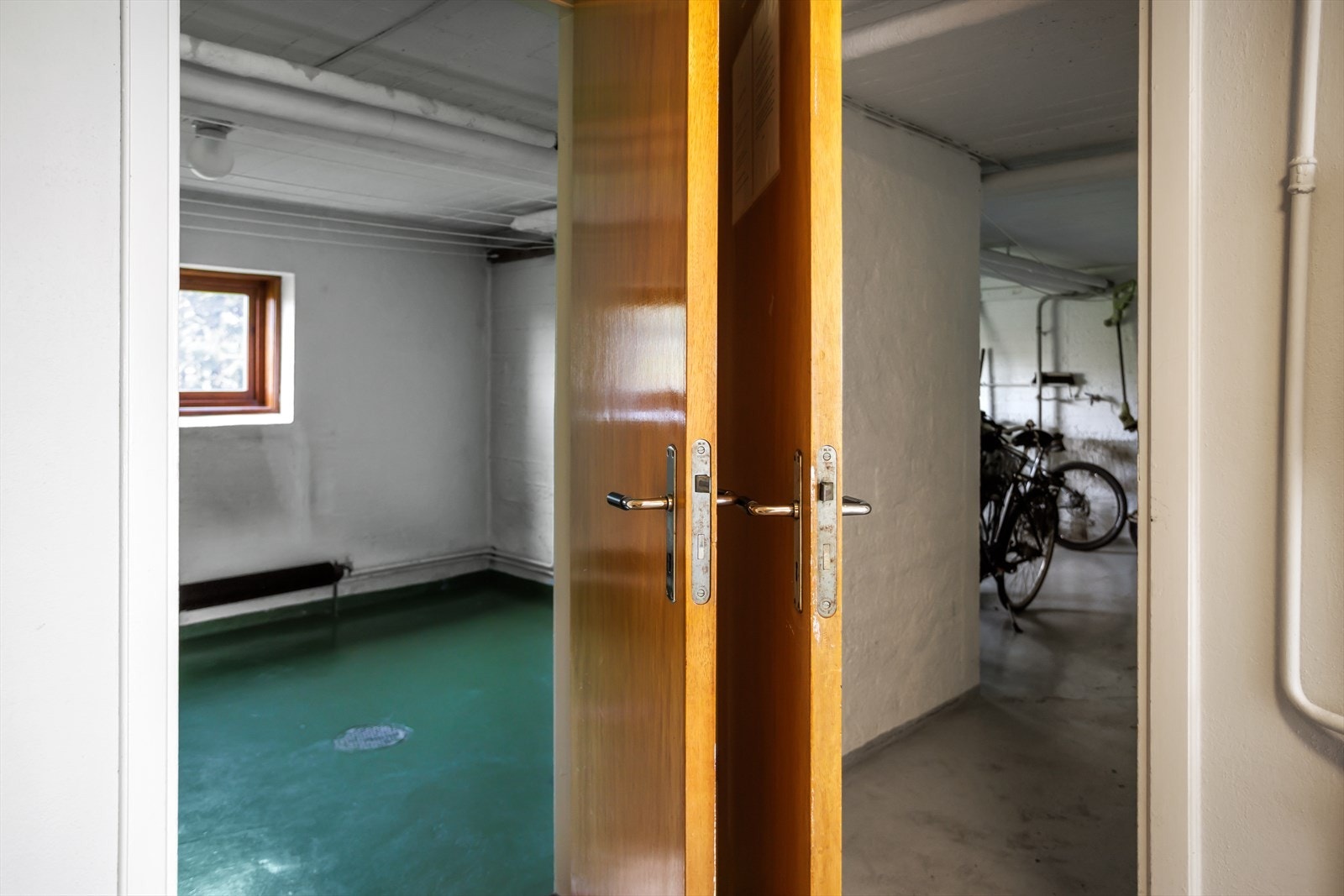 Leiligheten disponerer en bod i felles kjeller, samt en bod i første etasje og en på felles loft. Galleribilde
