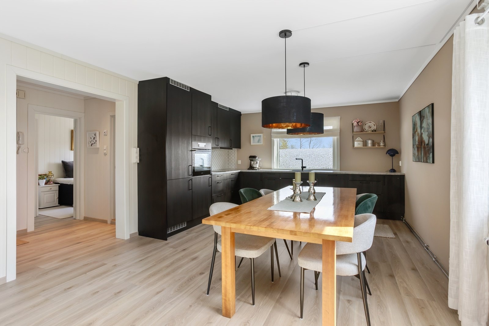 Moderne kjøkken med glatte fronter og laminat benkeplate, rikelig skap- og benkeplass og integrerte hvitevarer. Galleribilde