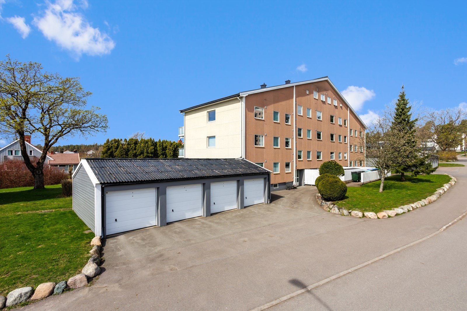 Her ser du deler av bygget og garasjene, med gode parkeringsmuligheter for beboerne. Galleribilde