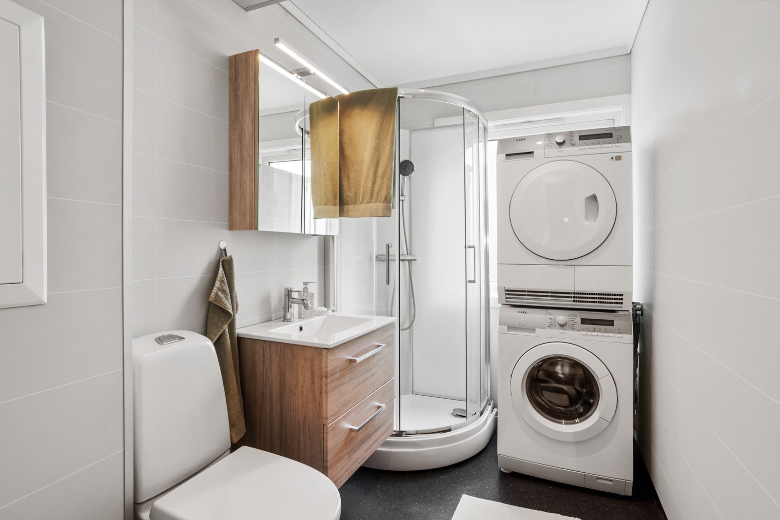 Badet ble oppgradert i 2020 og har baderomsplater på vegger, vinylbelegg med elektriske varmekabler og ny servant fra 2024. Galleribilde