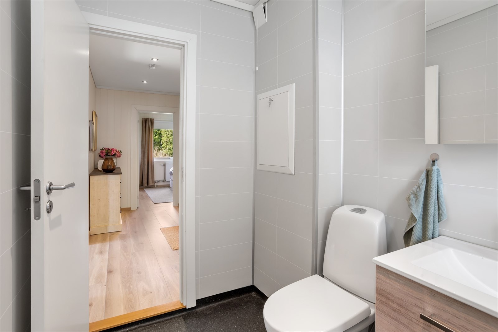 Rommet er effektivt innredet med toalett og dusjkabinett, og har naturlig ventilering. Galleribilde