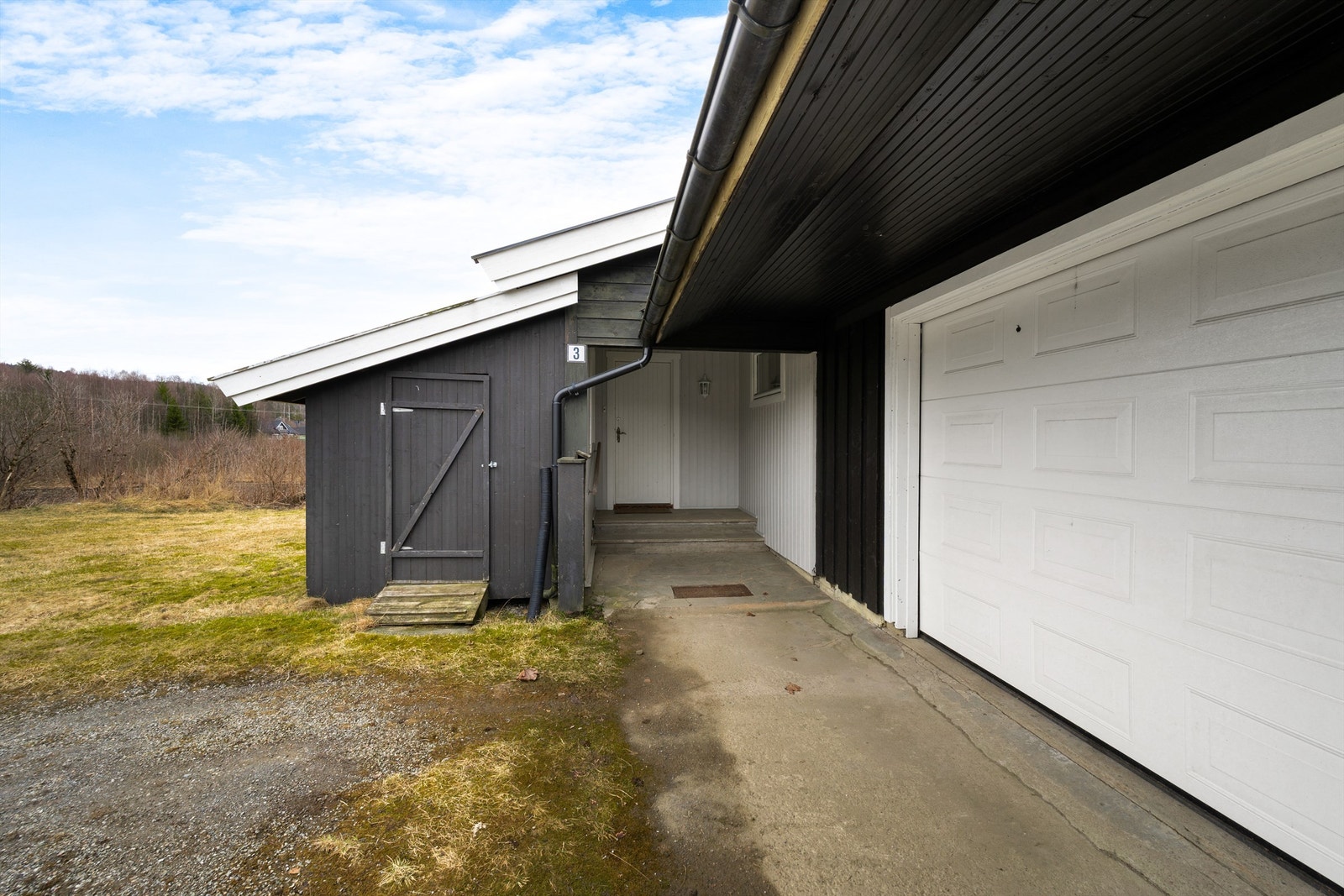 Overbygget inngangsparti og direkte tilknytning til den integrerte garasjen på 32 m². Galleribilde