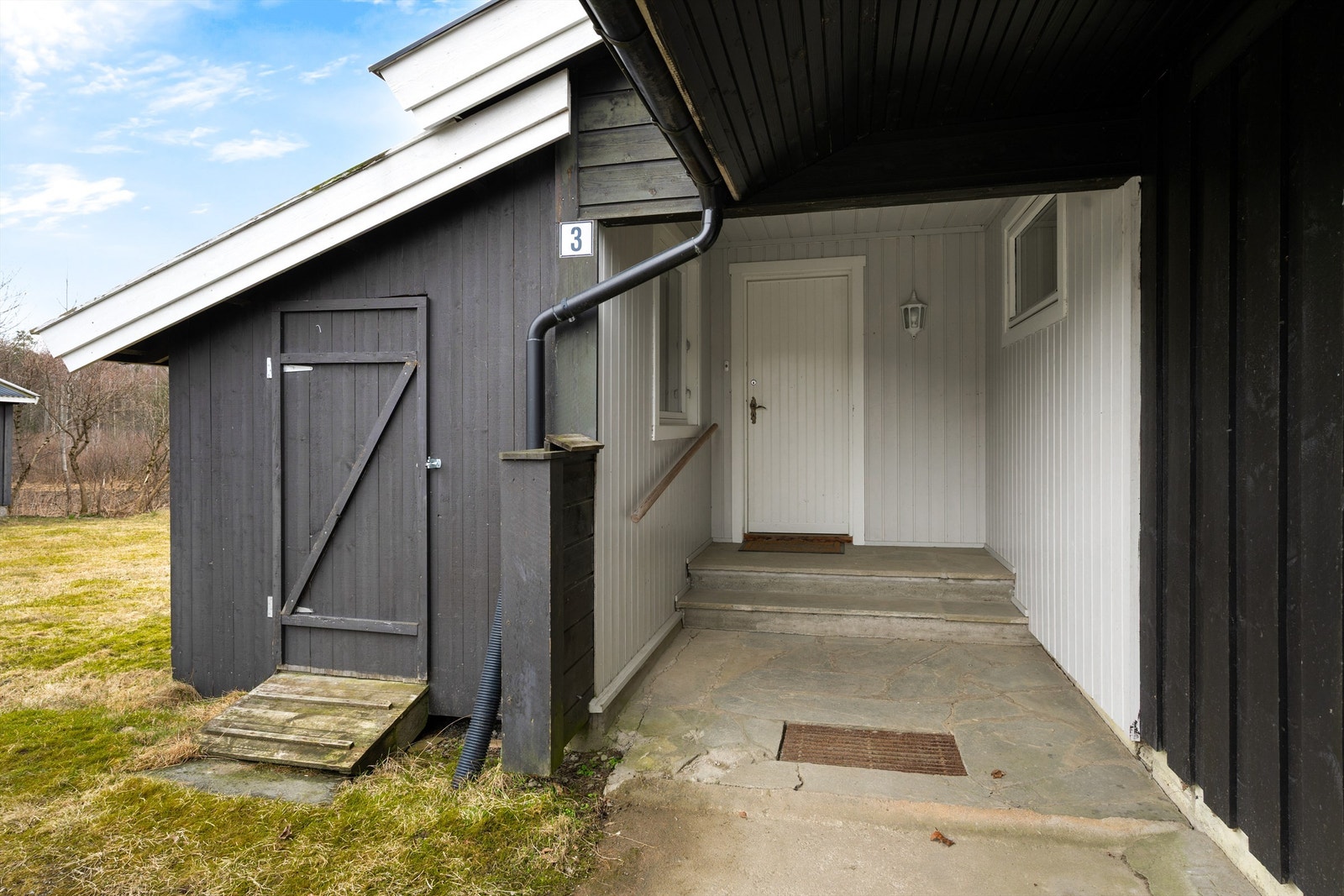 Ved inngangspartiet er det også en praktisk utvendig bod på 5 m². Galleribilde