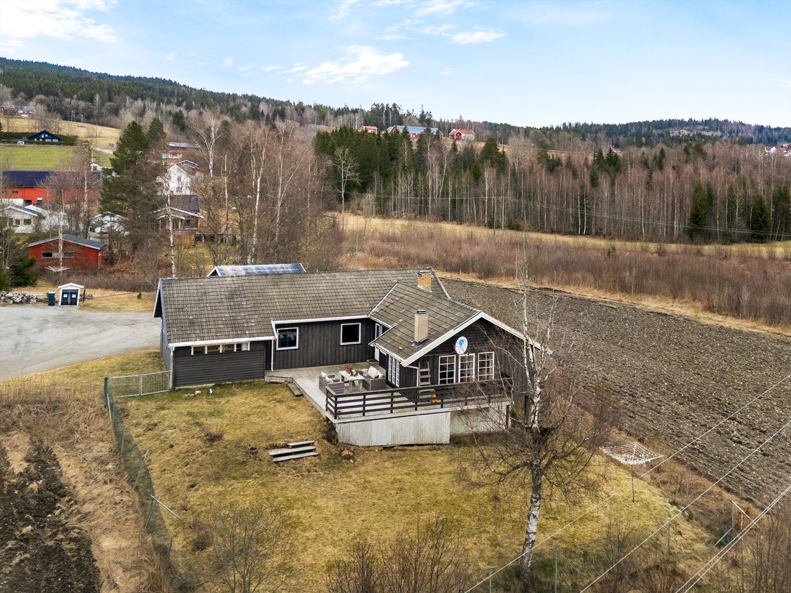Eiendommen byr på rikelig med plass, med både en integrert garasje og en frittstående dobbelgarasje. Fra stuen er det utgang til en terrasse på hele 54 m². Galleribilde