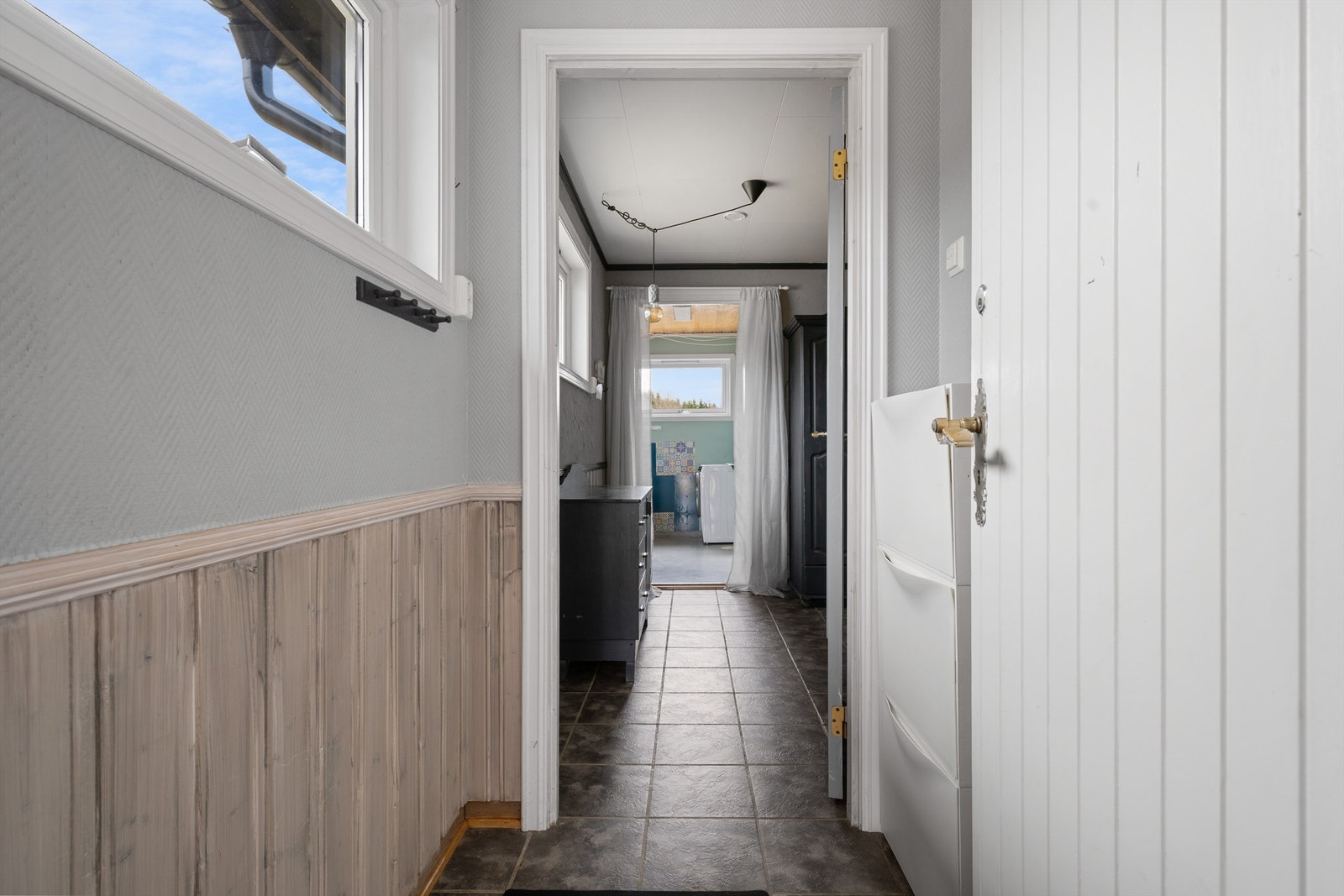Fra entreen er det enkel tilgang til både vaskerom, WC og resten av boligen. Galleribilde