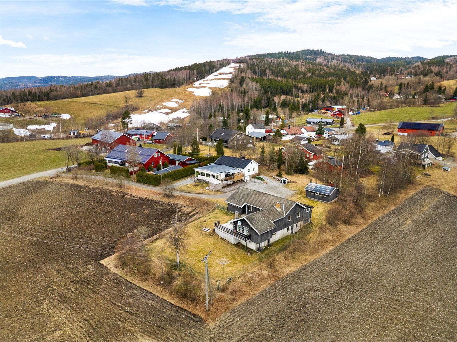 Her bor du med umiddelbar nærhet til naturen og flotte rekreasjonsområder. Åslia skisenter ligger kun et steinkast unna, og skiløypene starter rett utenfor døren om vinteren. Galleribilde