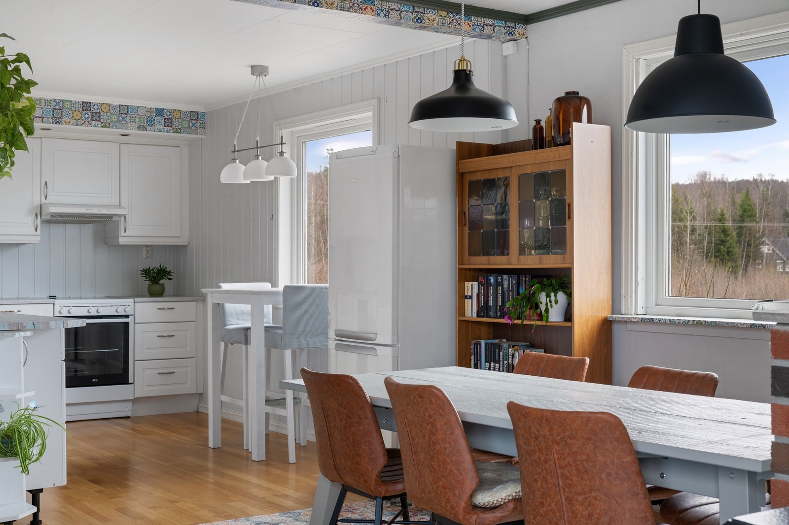 God plass til både langbord i spisestuen og en mindre frokostkrok på kjøkkenet. Galleribilde