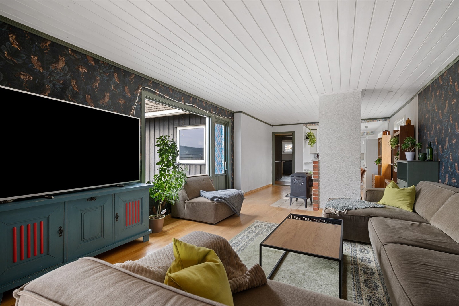 Rommet gir god plass til en romslig sofagruppe for hele familien. Galleribilde