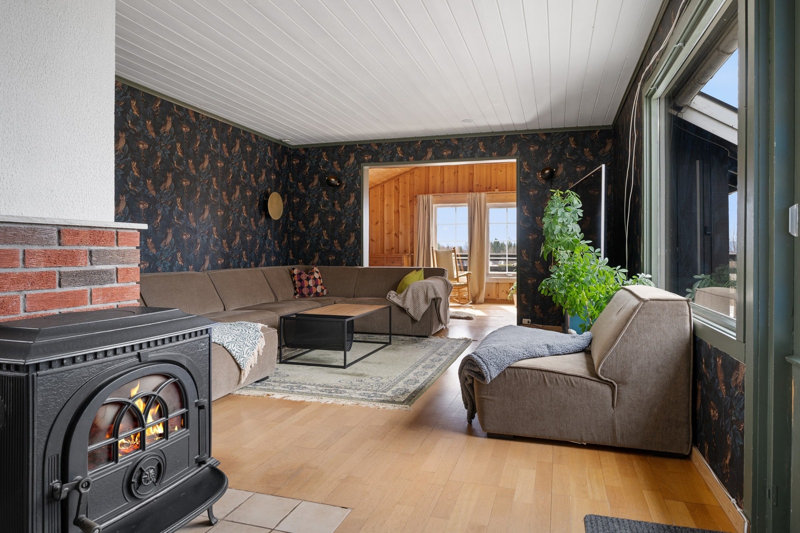 En peisovn gir ekstra varme og hygge i stuedelen. Galleribilde