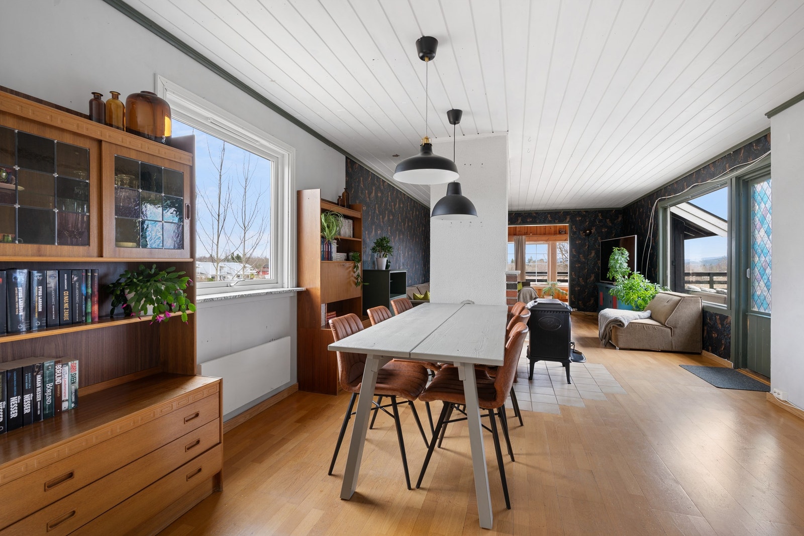 Den åpne planløsningen mellom stue, spisestue og kjøkken skaper en luftig og sosial atmosfære. Galleribilde