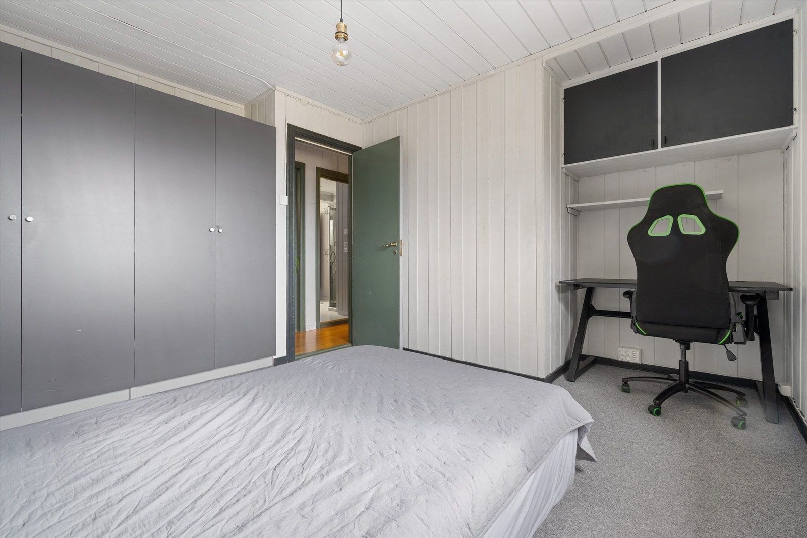 Et av boligens tre soverom, med plass til både seng, garderobe og en egen arbeidspult. Galleribilde