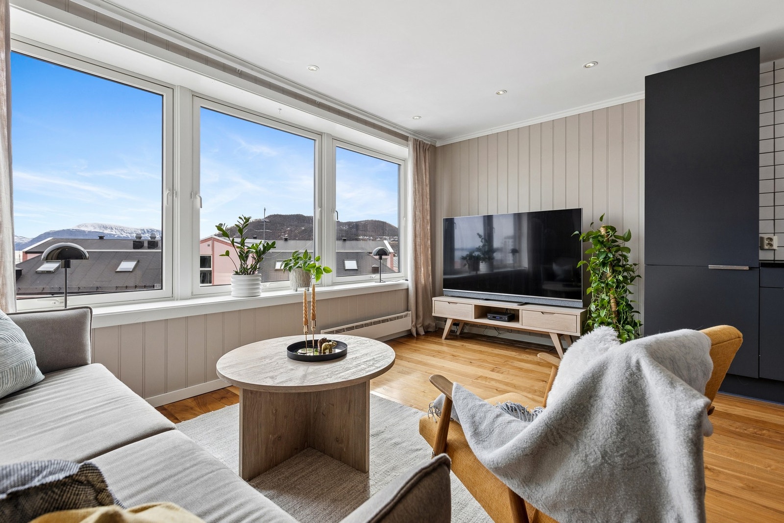 Legg merke til fin, urban utsikt. Galleribilde