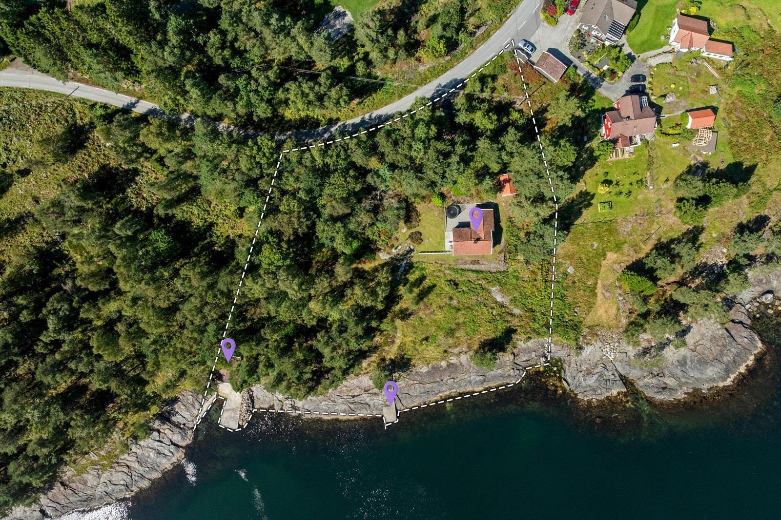 Rolig og usjenert beliggenhet i flotte omgivelser langs Nedstrandsfjorden. Her ligger man tilbaketrukket og har en plass for seg selv. Galleribilde