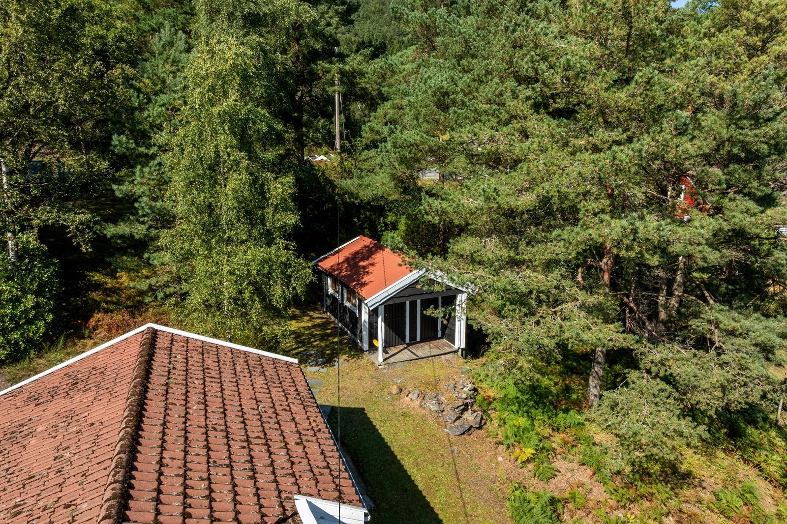 Uthus med snekkerbod i vinkel og en mindre bod. Galleribilde