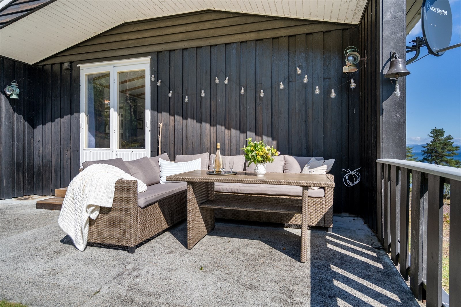 Terrasse med overbygg innerst mot hytta. Utgang fra stue. Galleribilde