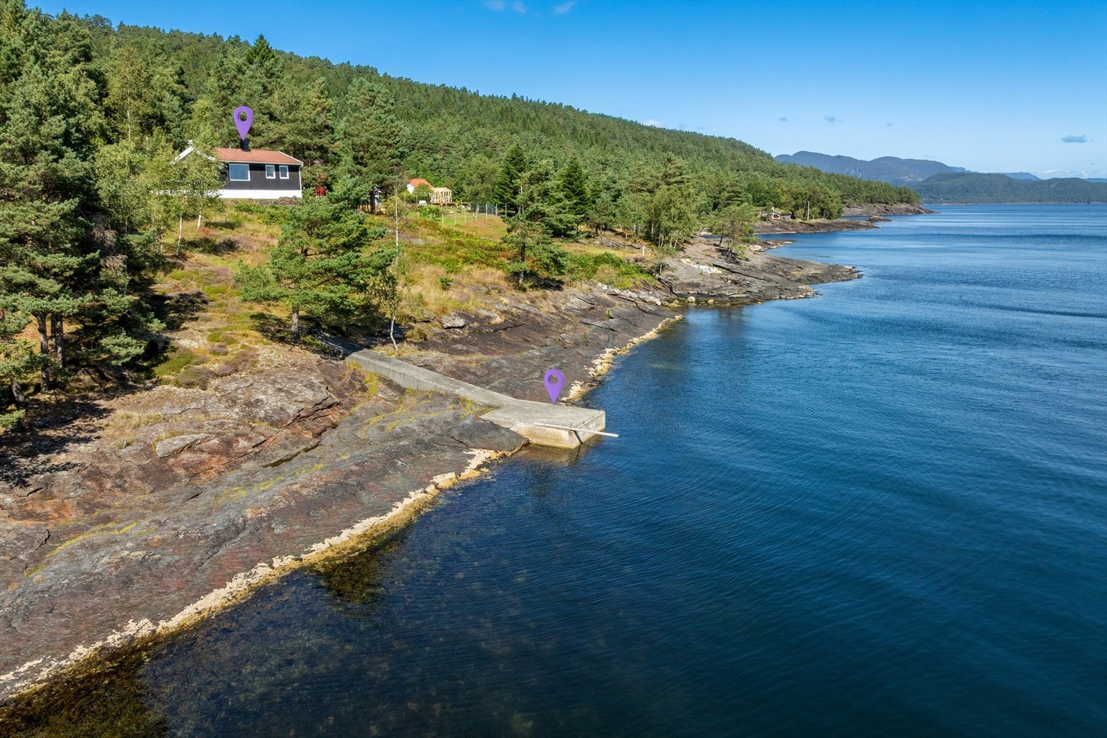 Beliggende like ved Langøya i Liarvågvegen i Nedstrand. Nydelig utsikt over Nedstrandsfjorden. Galleribilde