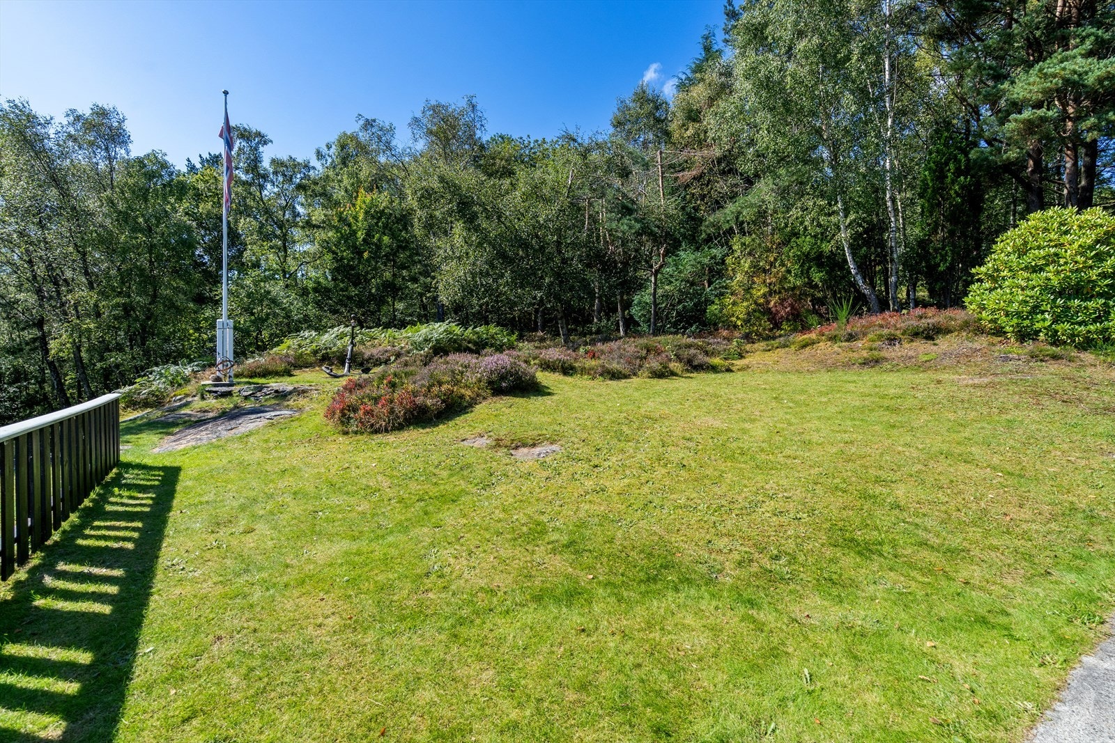 Hagen rett utenfor terrassen. Galleribilde
