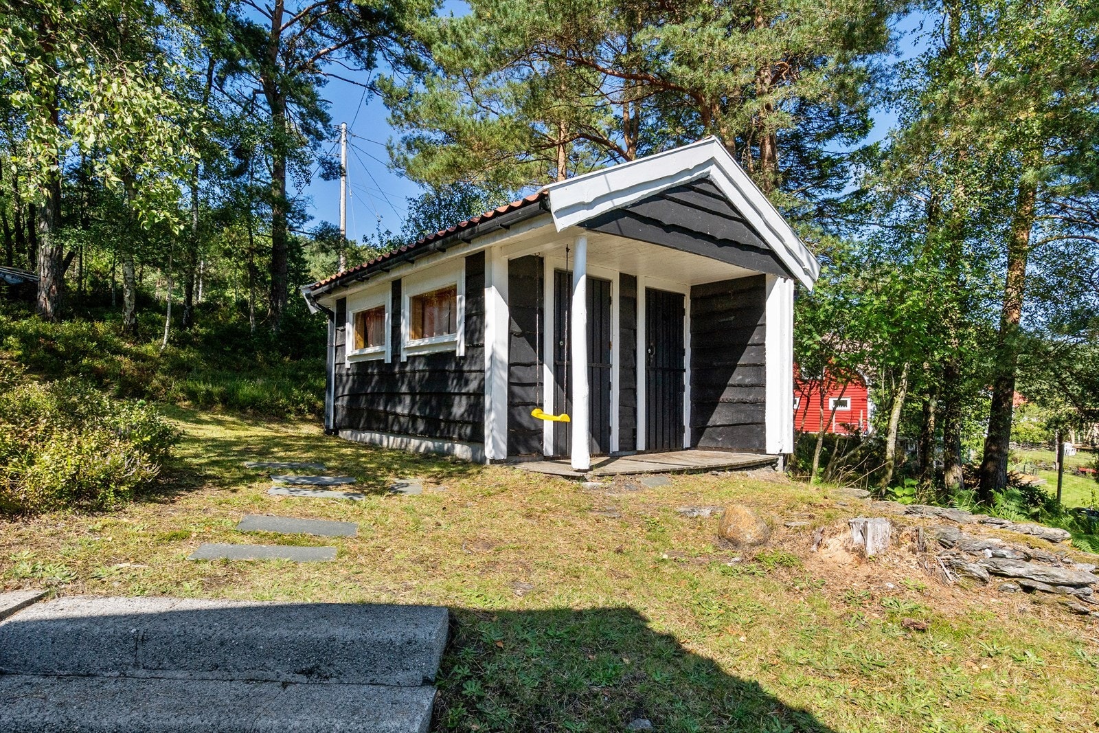 Det er egen utvendig dør til hvert rom. Galleribilde