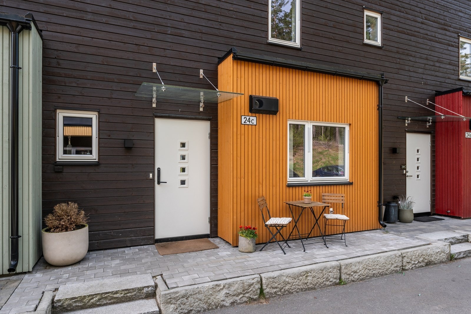 Granittveien 24C - et moderne rekkehus med særpreget fasade og hyggelig inngangsparti. Galleribilde