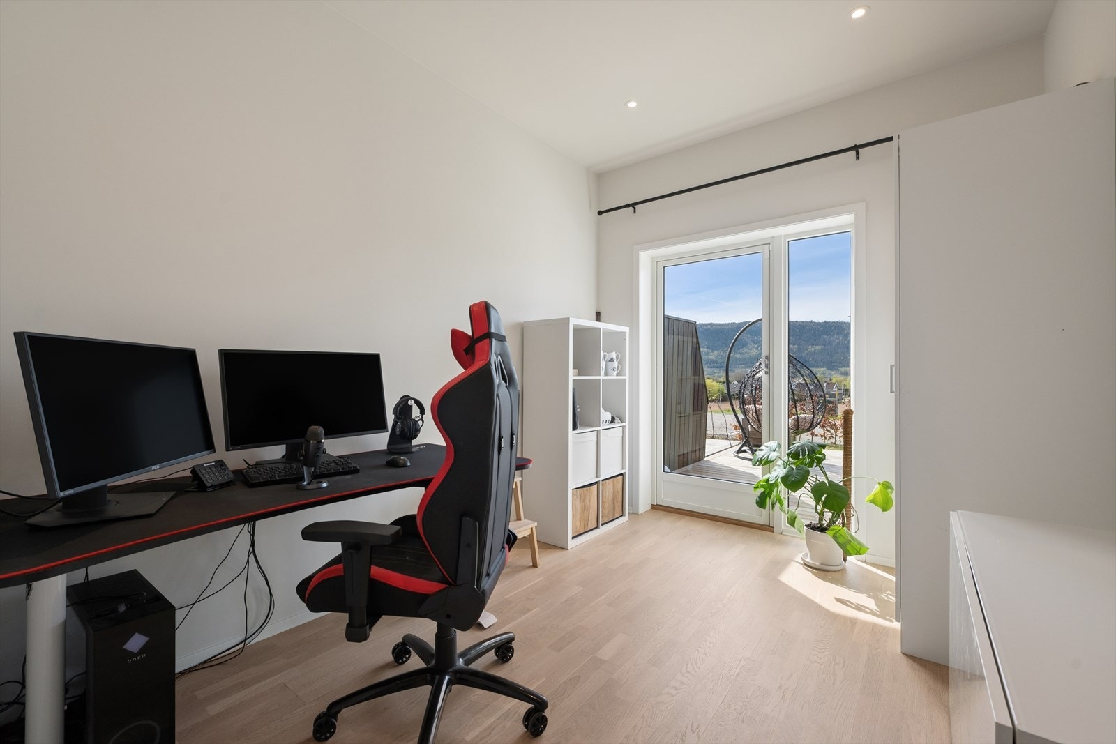Lyst og fleksibelt rom med utgang til uteplass - ideelt som hjemmekontor, soverom eller hobbyrom. Galleribilde