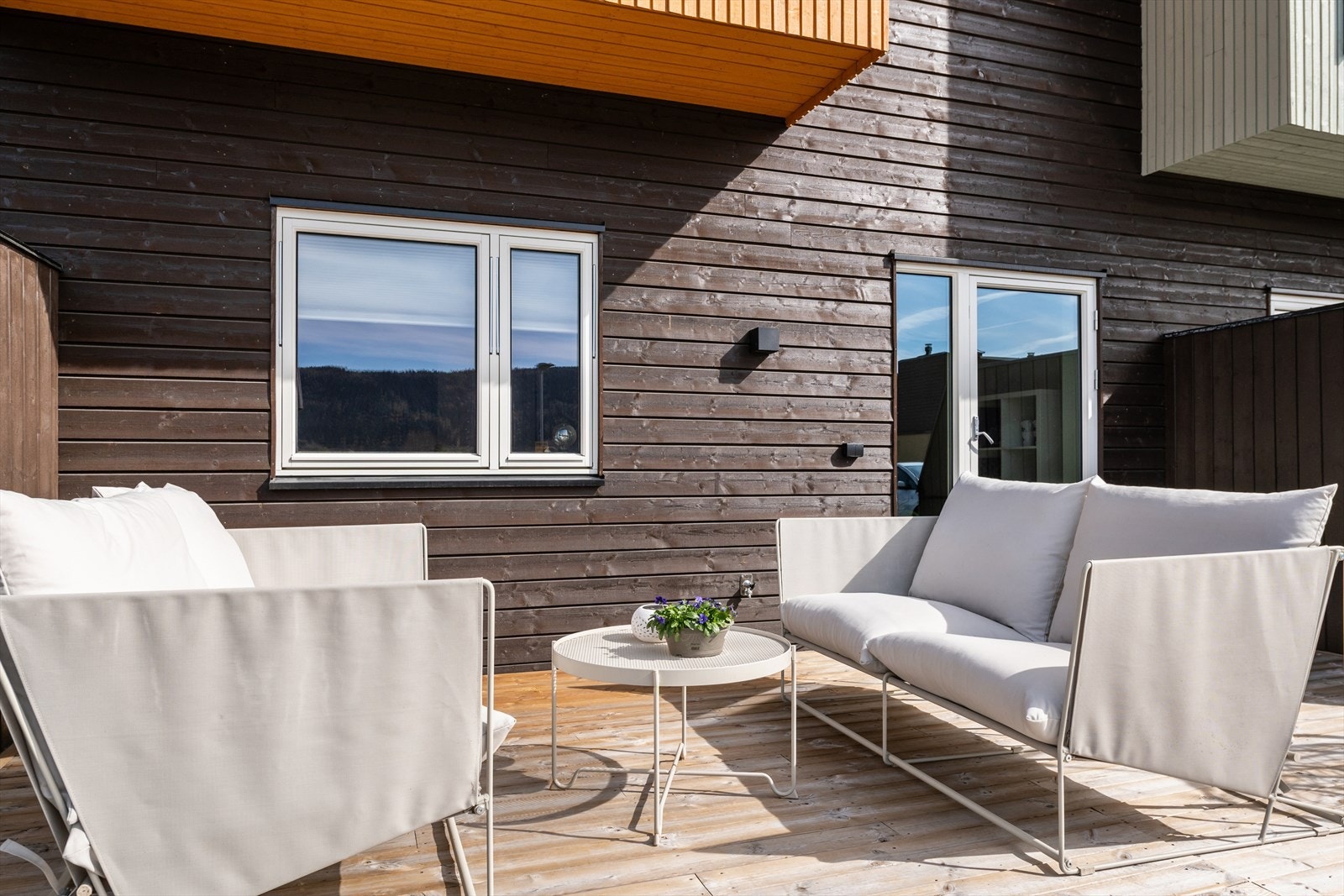 Stor og solrik terrasse med god plass til loungegruppe - en herlig forlengelse av boligen på varme dager. Galleribilde