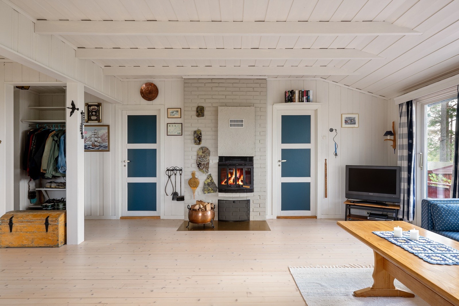 Rommet oppleves som luftig med store vindusflater som slipper inn rikelig med naturlig lys Galleribilde