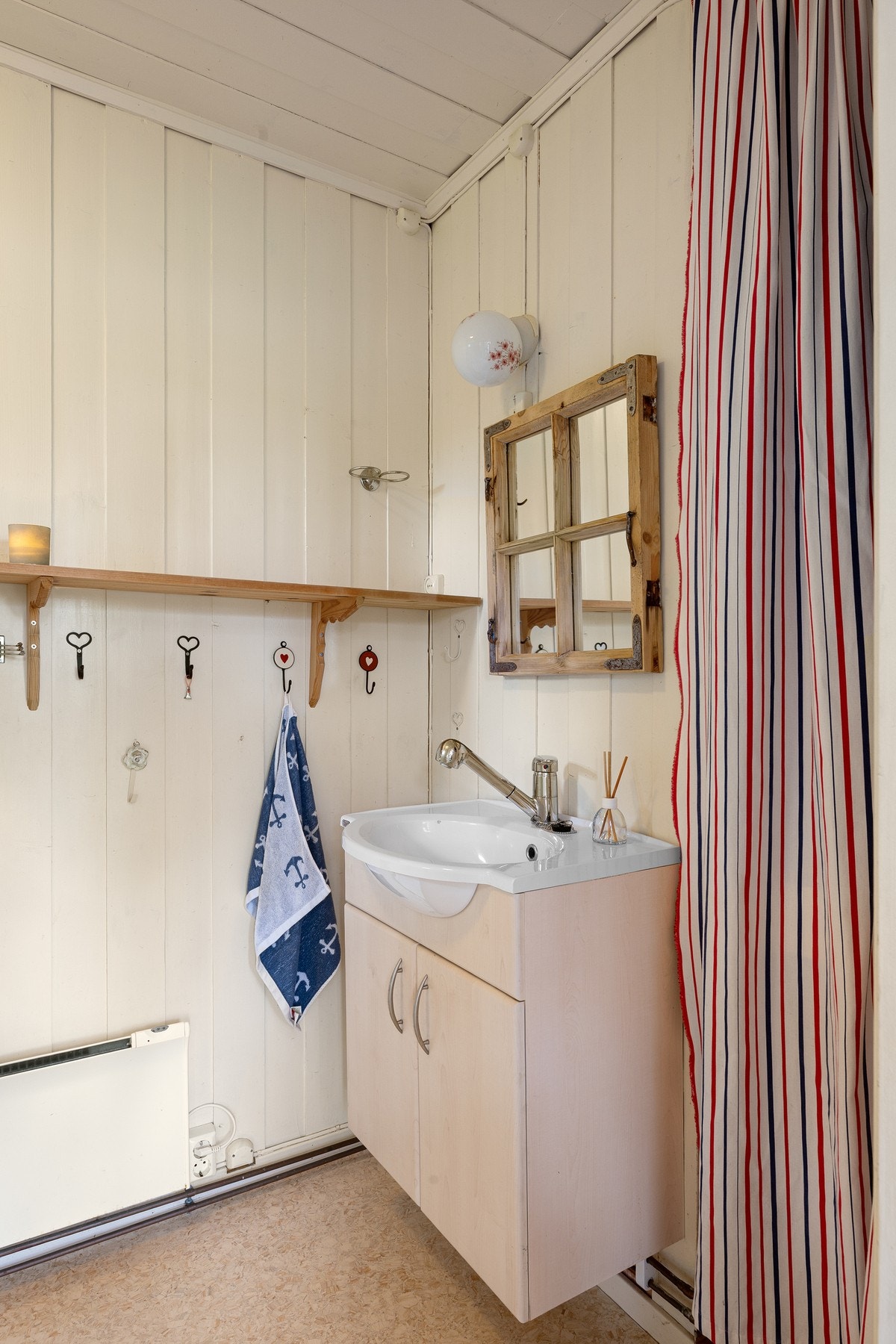 Det er utvendig adkomst til badet og det er lagt belegg på gulv og panel på veggene Galleribilde
