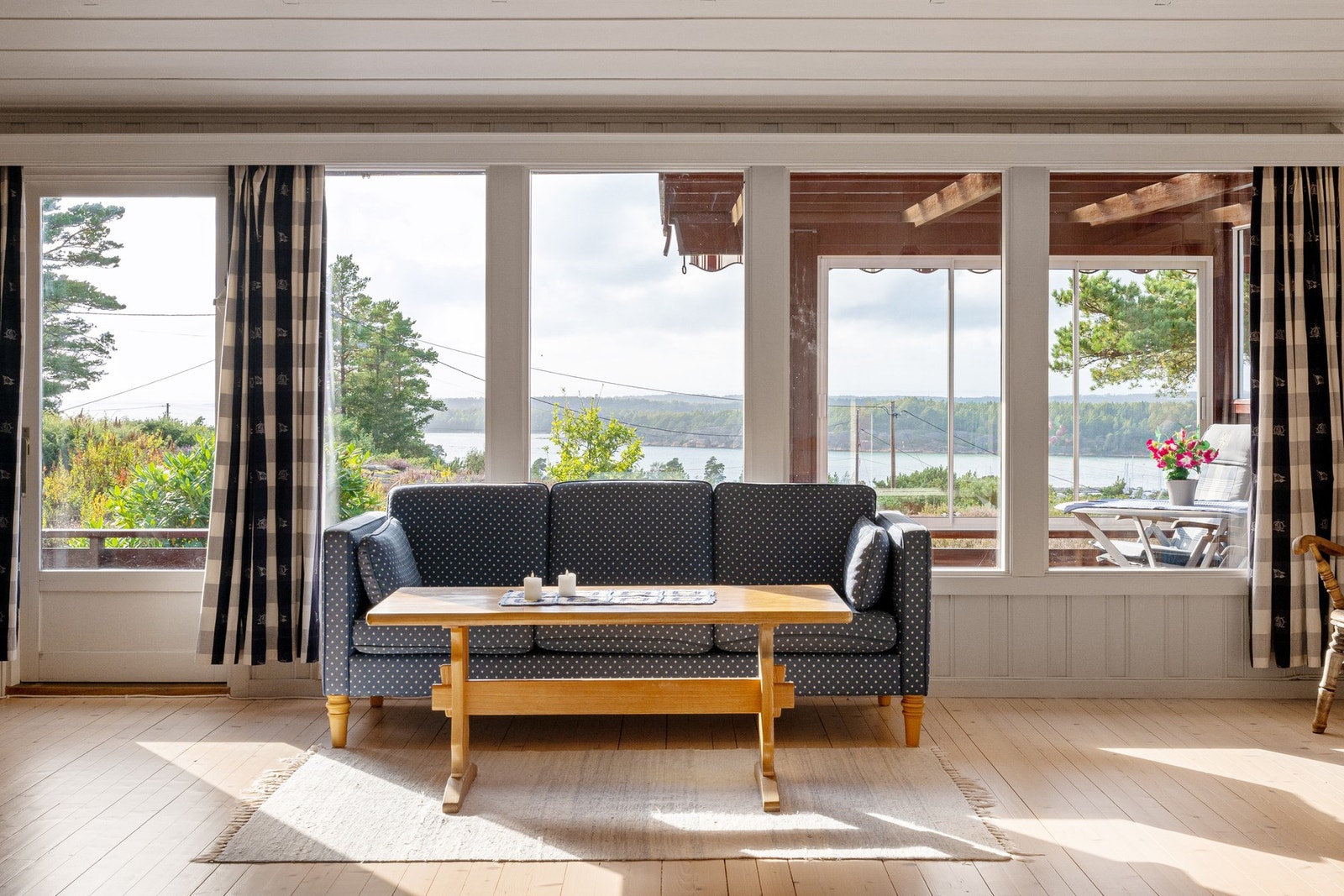 Fra stuen kan du også nyte utsikten mot fjorden Galleribilde