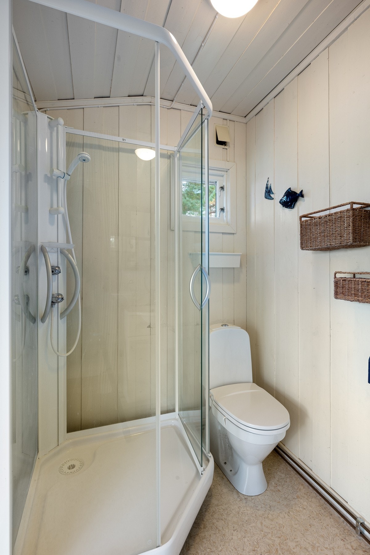 Badet er utstyrt med dusjkabinett, gulvstående wc og baderomsinnredning. Oppvarming via panelvon Galleribilde