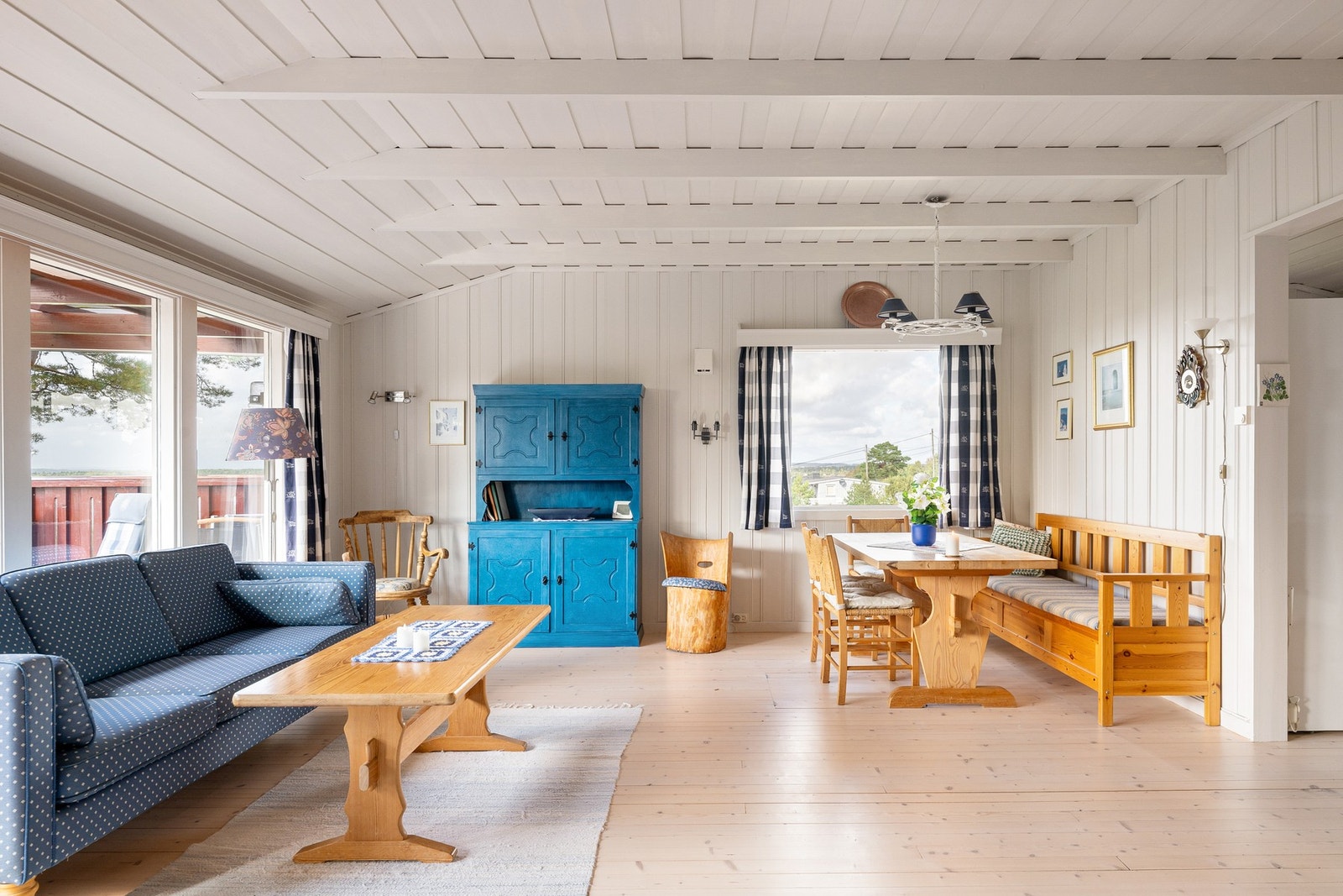 Det er god plass til sofa, spisebord og diverse møblement Galleribilde