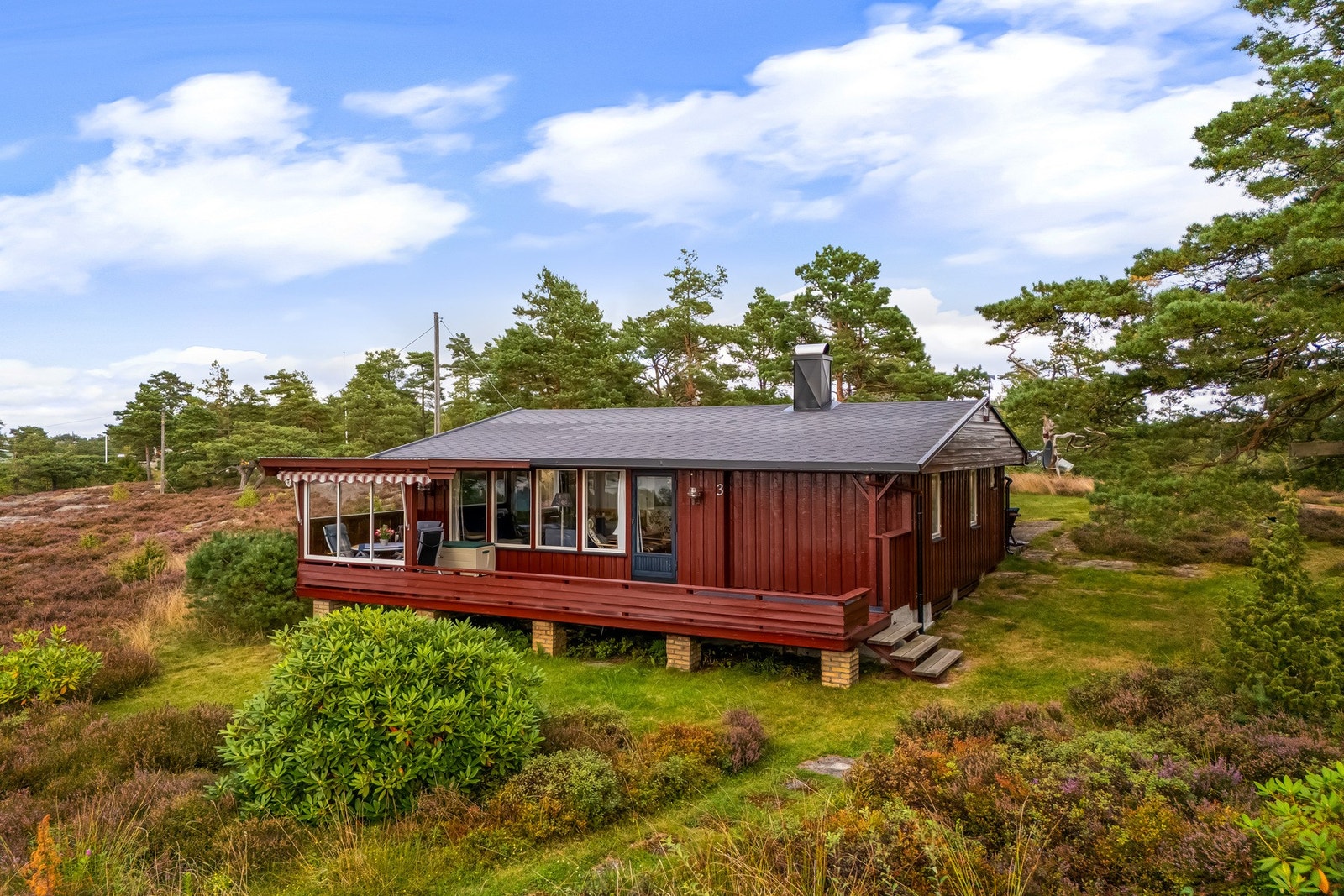 Hytten byr på flotte uteområder med flere soner for opphold og rekreasjon Galleribilde