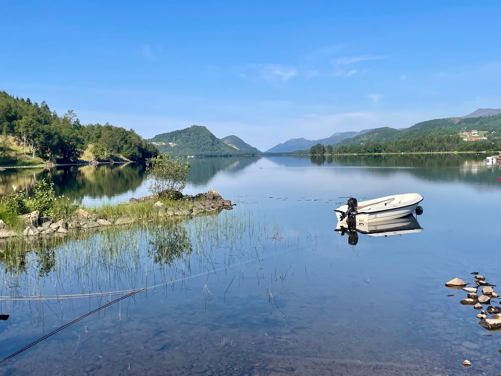 Fine muligheter for båtliv og fiske i Engsetdalsvatnet. Galleribilde