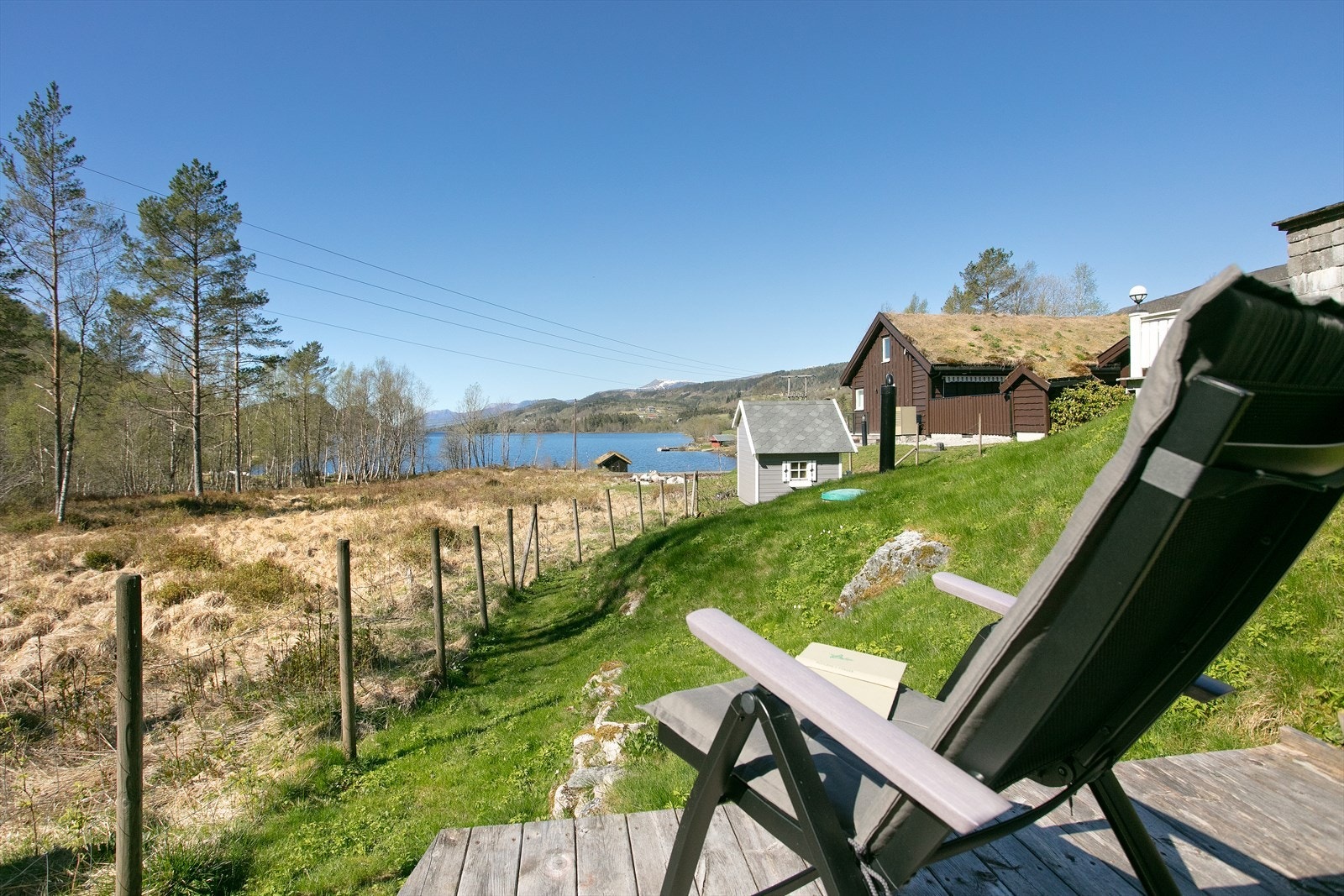 Fra eiendommen er det utsikt mot vannet og de omkringliggende fjellene. Galleribilde