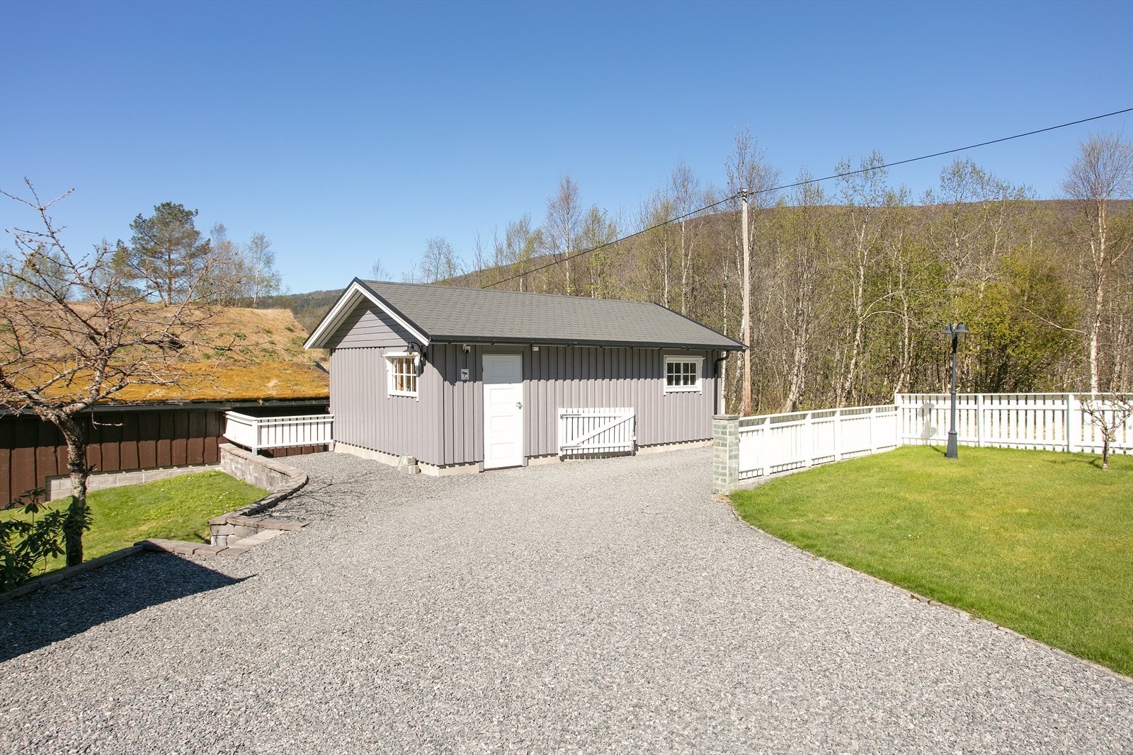 Romslig garasje på 34 m² bygget i 2012, med elektrisk portåpner og innlagt strøm. Galleribilde