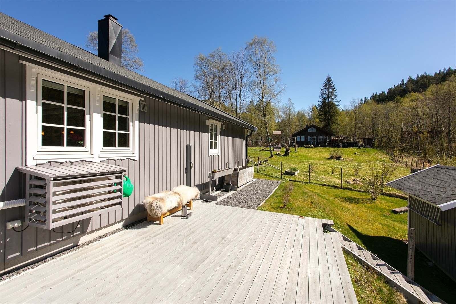 Uteområdet er opparbeidet med plen, diverse beplantning og frukttrær. Galleribilde