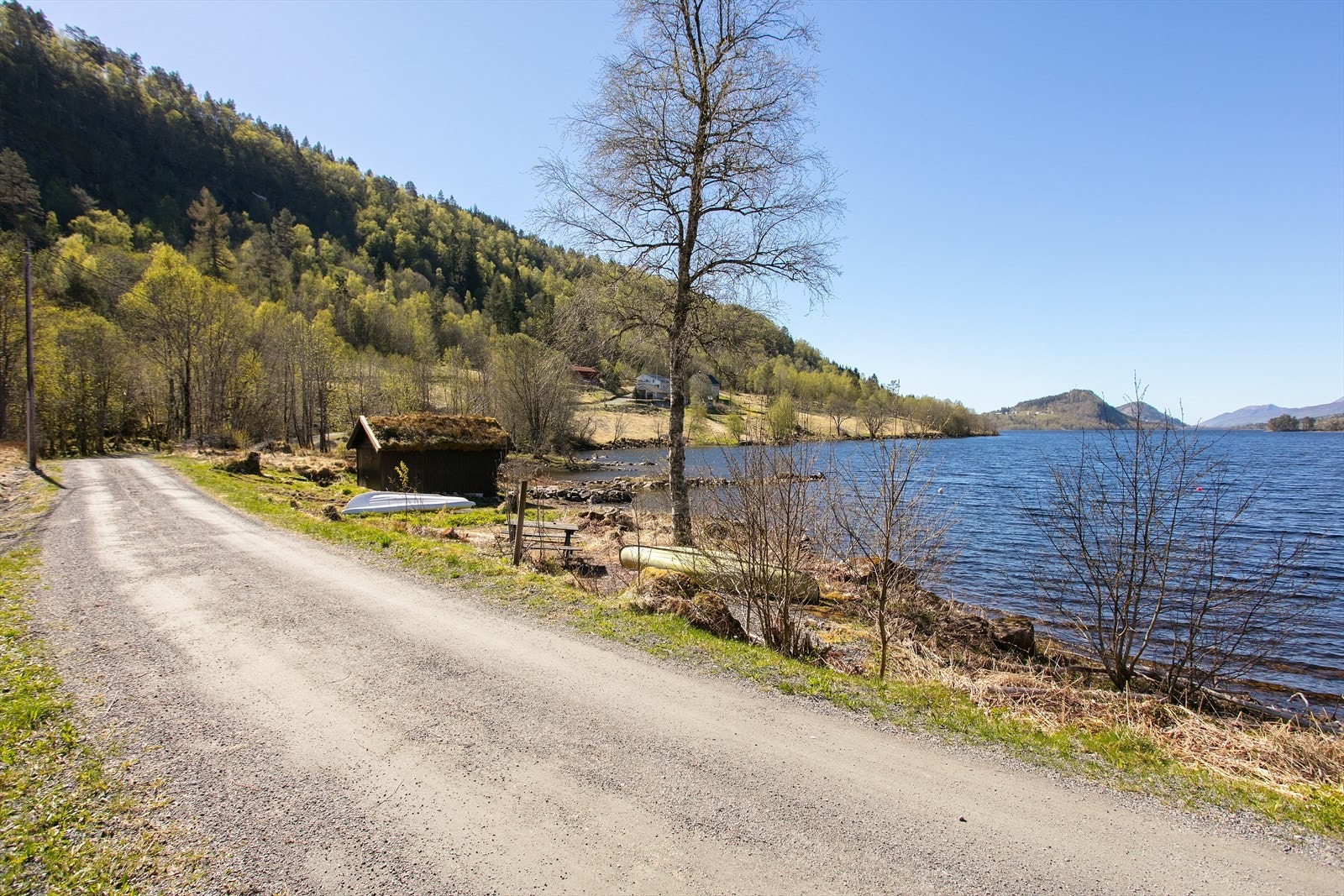 Kort vei ned til Engsetdalsvatnet. Galleribilde