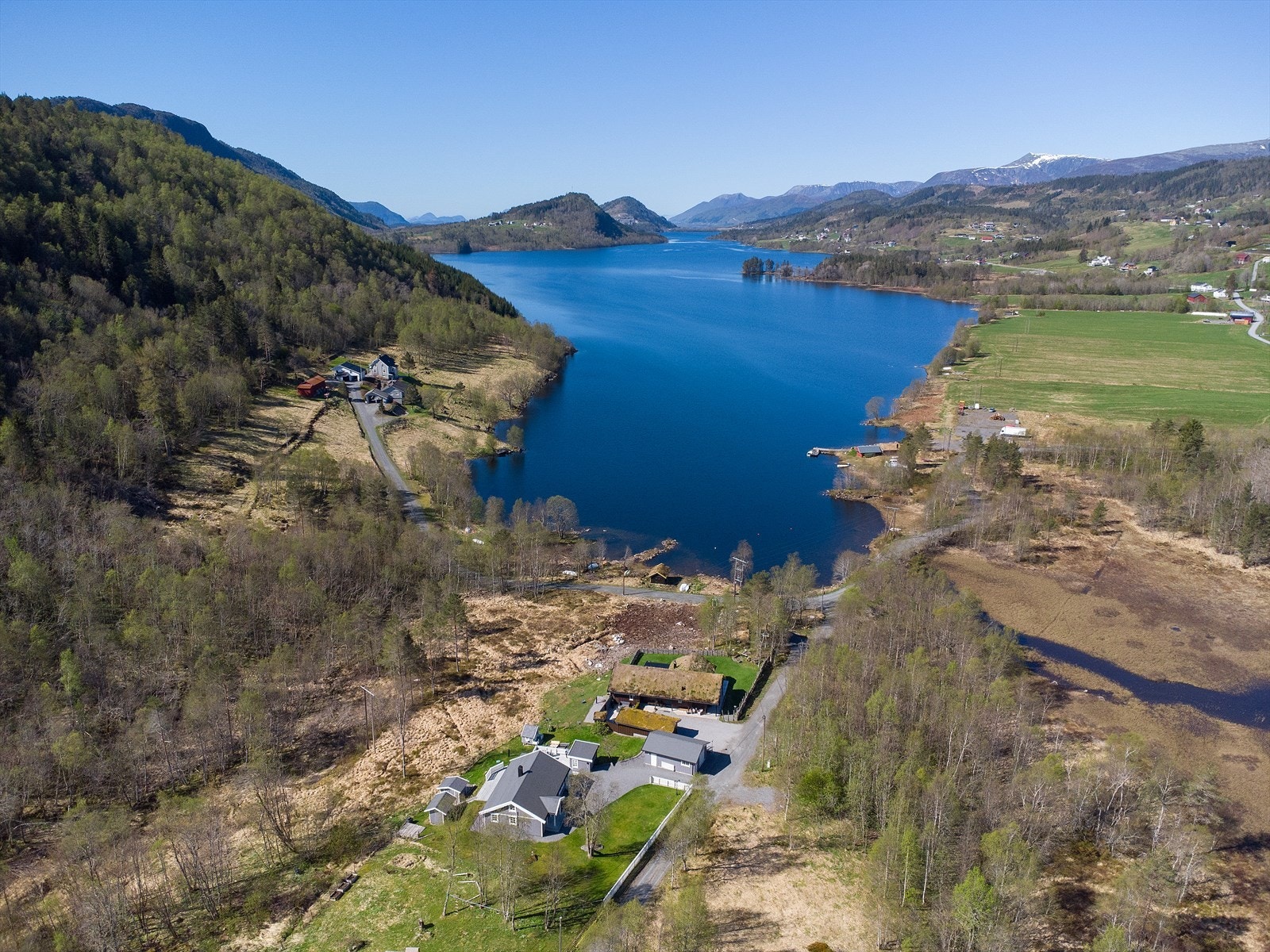 Fra eiendommen er det ca. 36 minutter med bil til Ålesund sentrum. Galleribilde