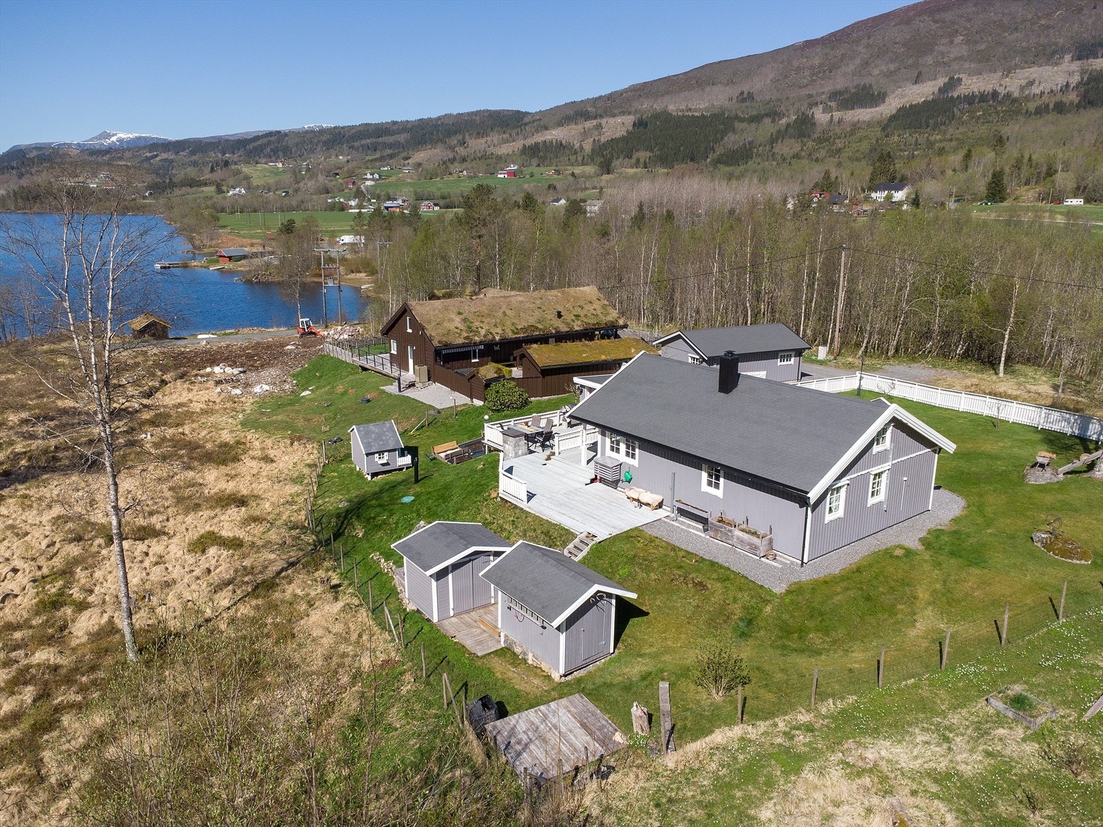 Eiendommen ligger i et etablert hytteområde i Engsetdalen. Galleribilde