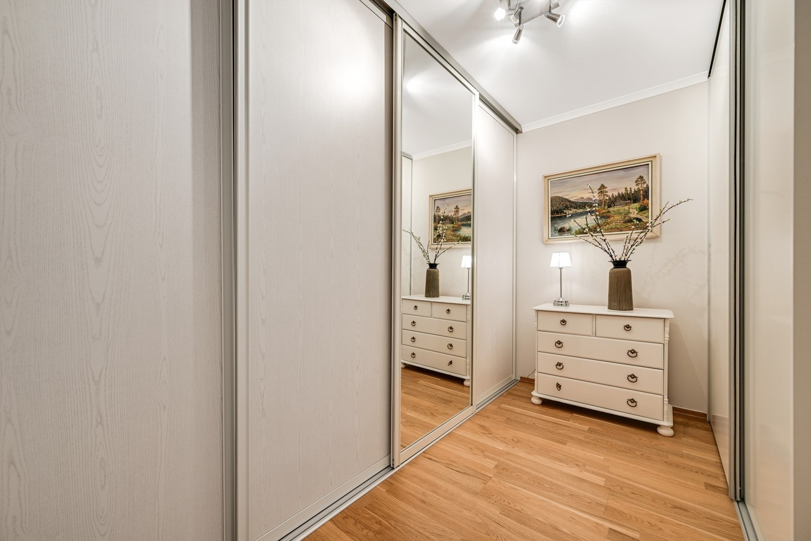 Et eget omkledningsrom gir rikelig med oppbevaringsplass i store skyvedørsgarderober. Galleribilde