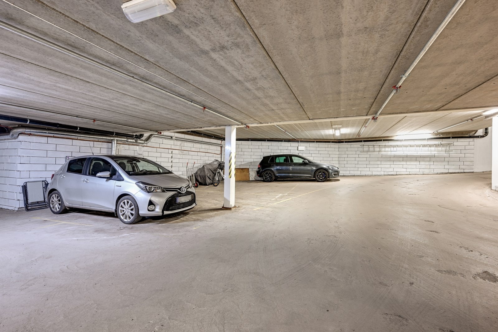 Parkering i felles parkeringskjeller. Galleribilde