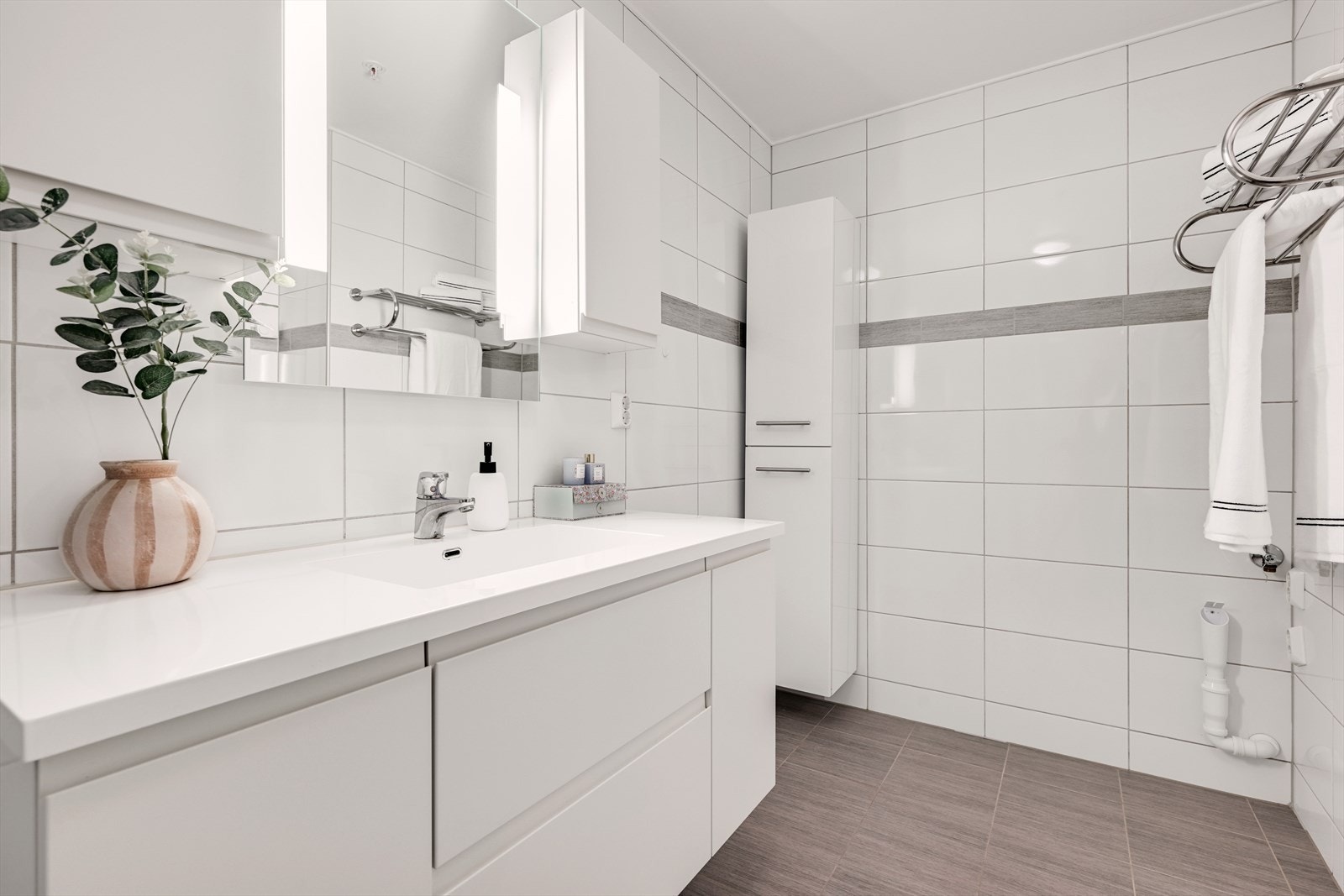 Badet er kombinert med vaskerom og har opplegg for vaskemaskin. Balansert ventilasjon sikrer et godt inneklima. Galleribilde