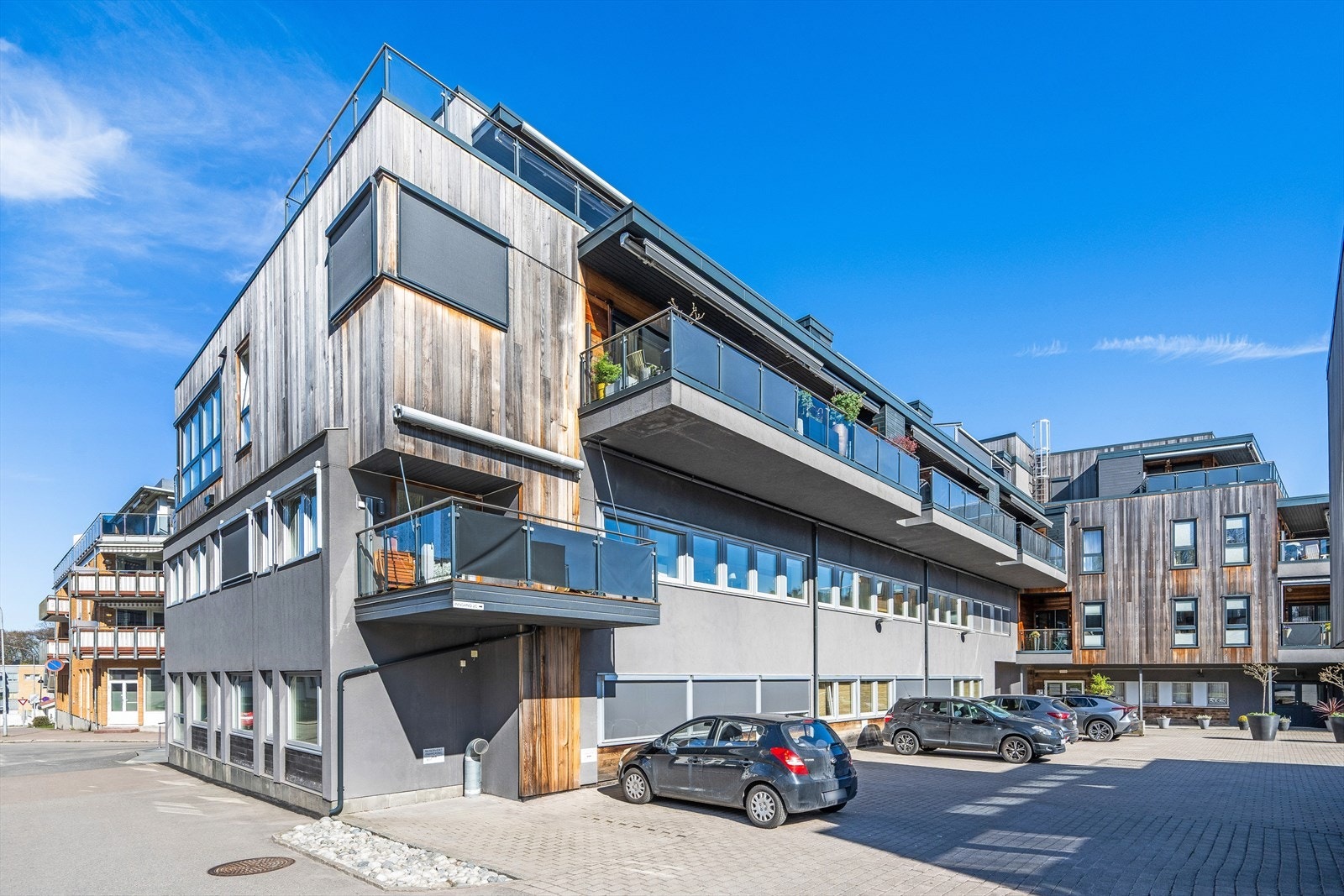 Bygget har en moderne fasade og er en del av et veldrevet sameie med 18 boligseksjoner. Galleribilde