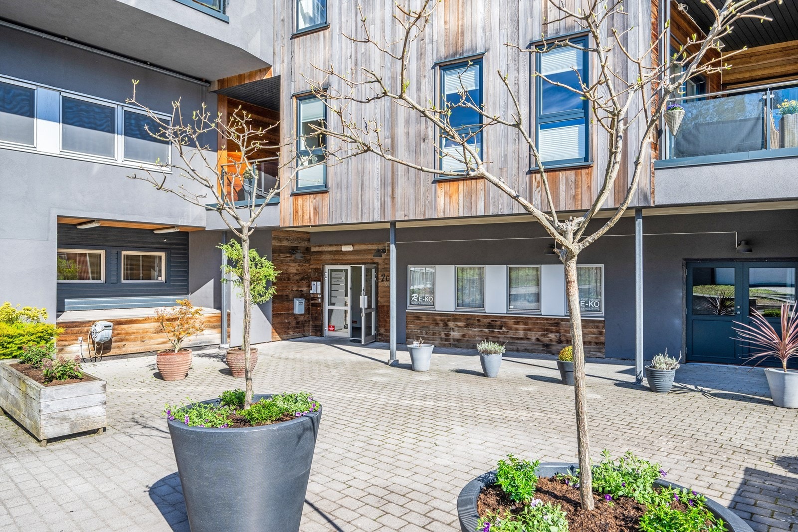 Pent opparbeidet og innbydende fellesareal ved inngangspartiet. Galleribilde