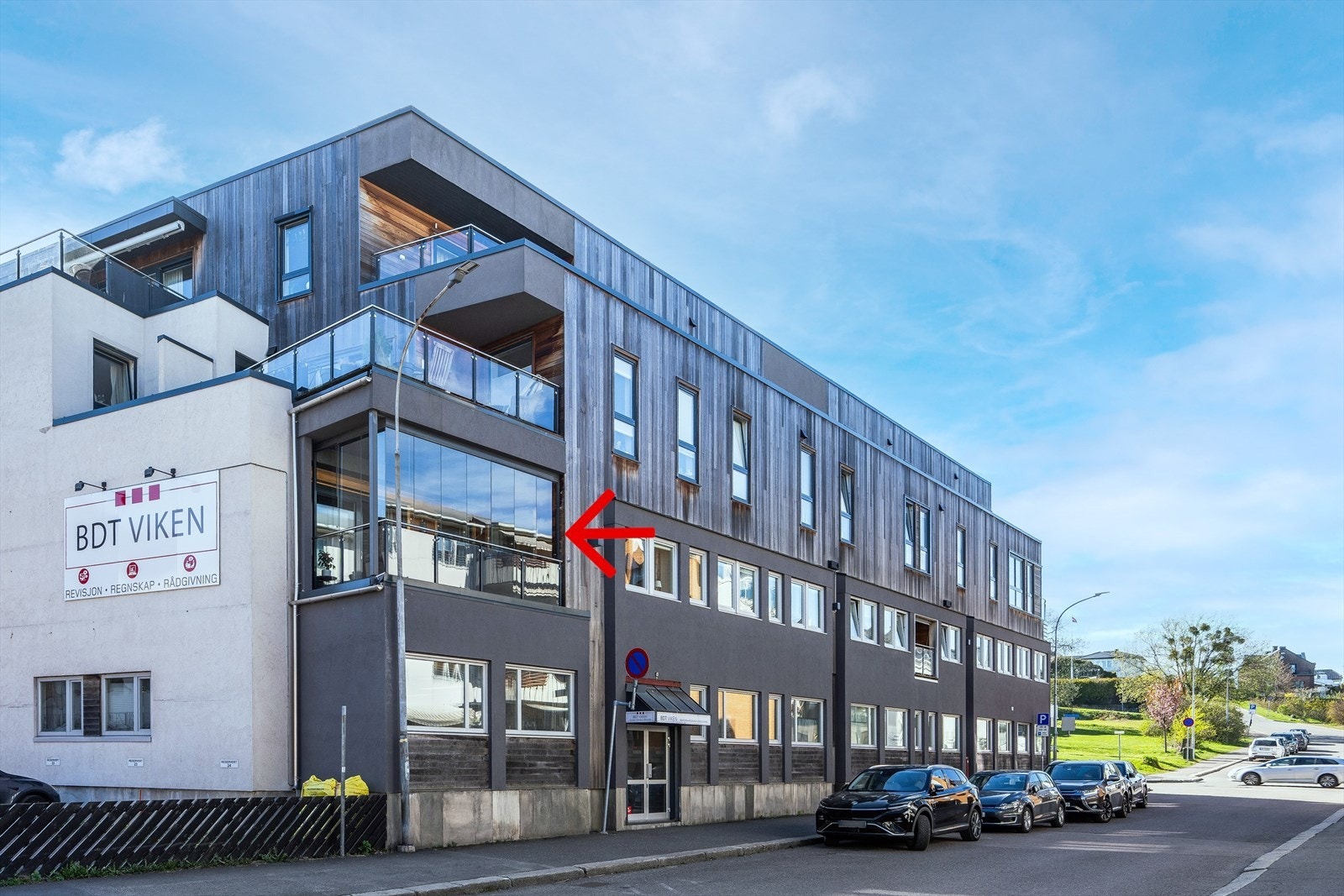 Leiligheten ligger i et moderne bygg fra 2015 med heis, gjesterom og felles sykkelbod. Galleribilde