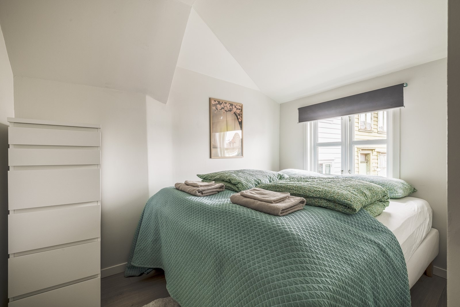 Etasjens andre soverom er på 6,3 m² og har god pass til stor seng og kommode. Galleribilde