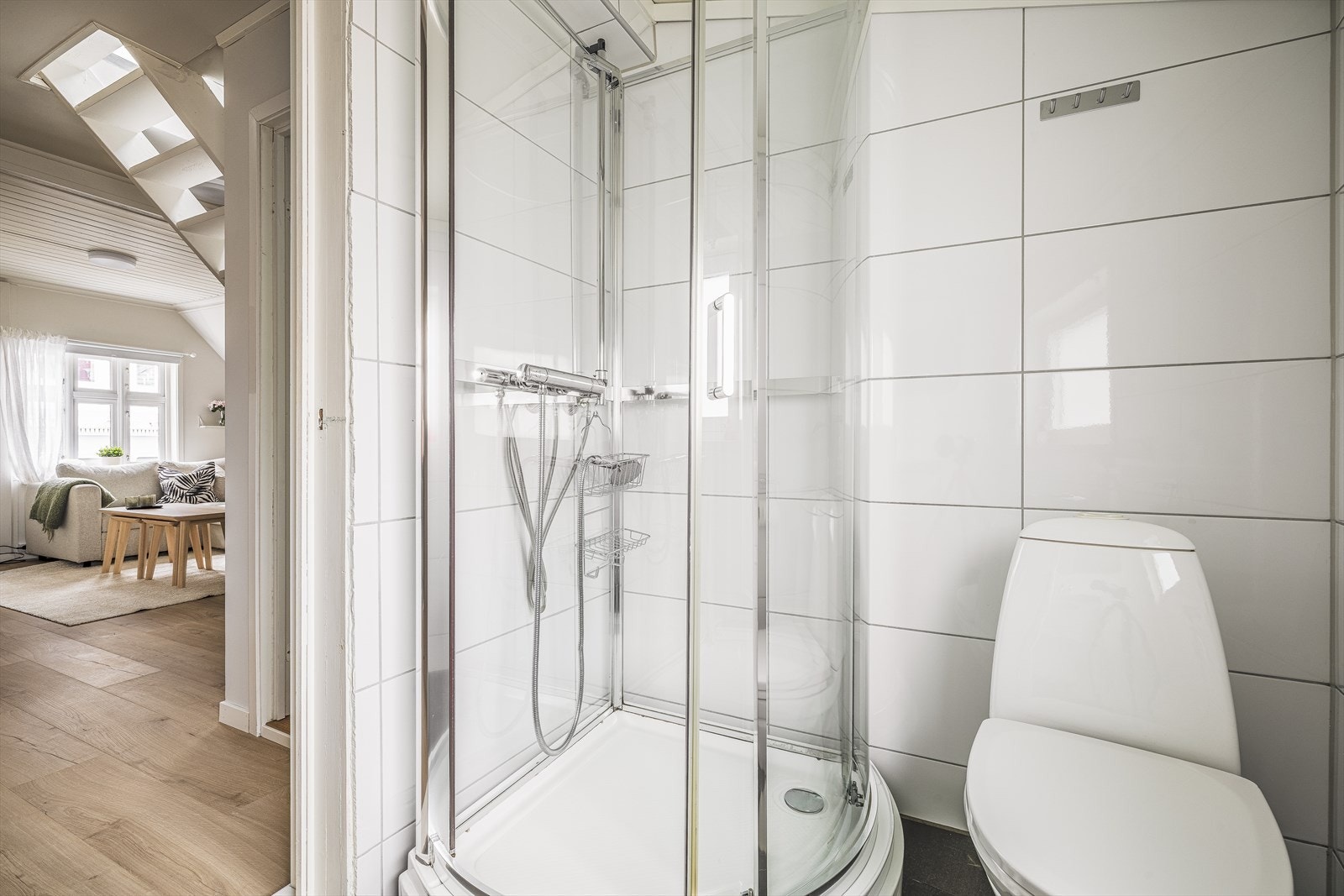 Badet er innredet med nedfelt servant, toalett og dusjkabinett. Galleribilde