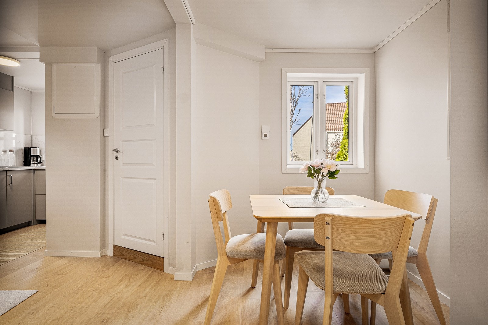 Praktisk innhuk hvor spisebordet finner sin naturlige plass. Galleribilde