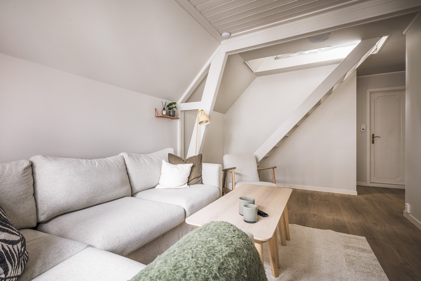 Opp tappen kommer du til boligens 2. etasje som inneholder stue/kjøkken, bad og to soverom. Galleribilde
